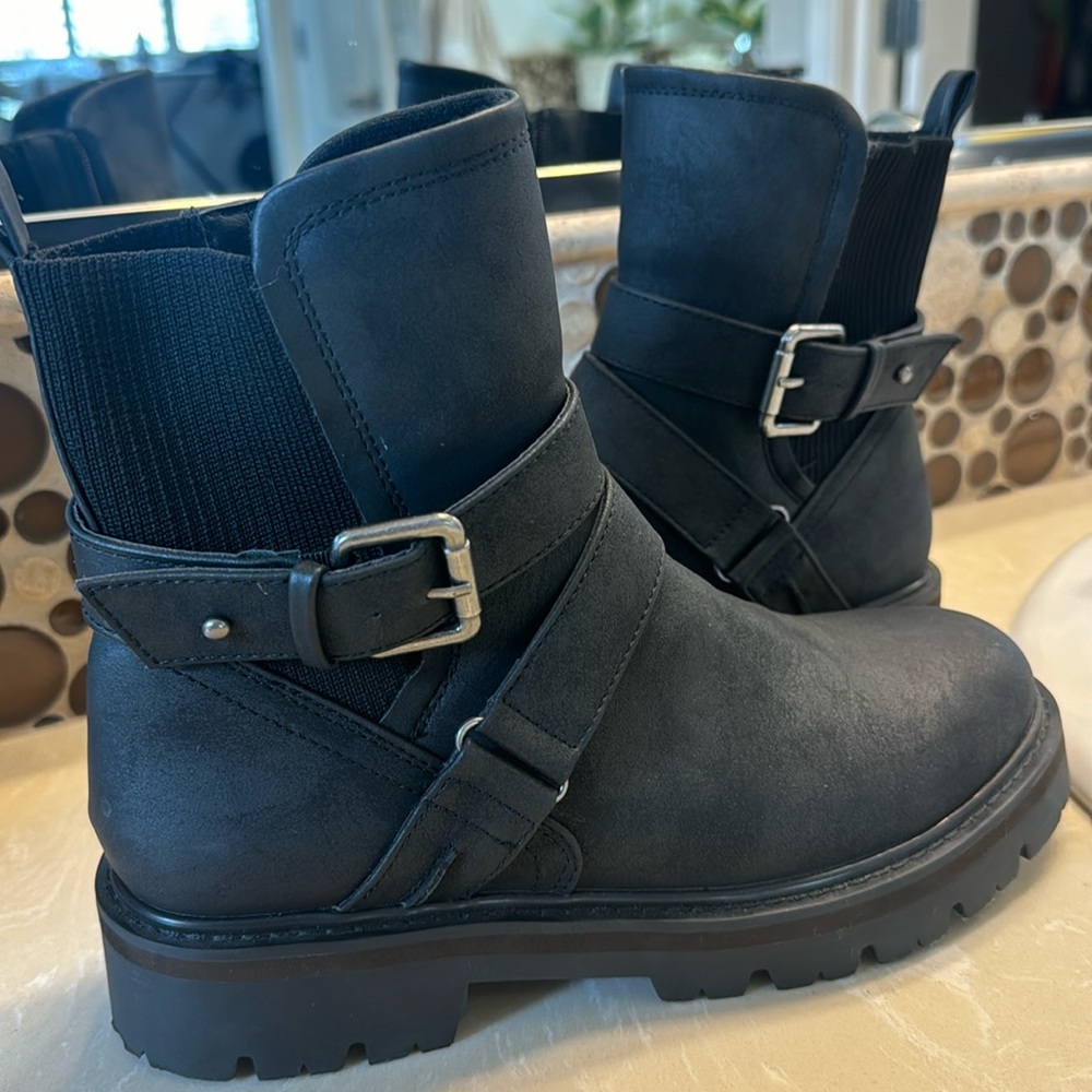 Like New black booties - The Buckle